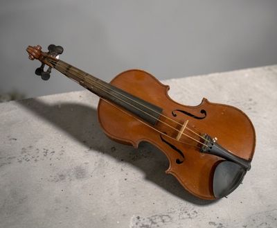 Violon d'étude type Mirecourt. Porte une étiquette Stradivarius. - Photo 1