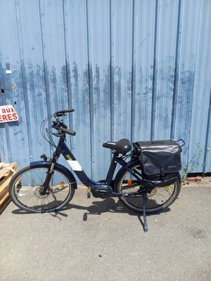 un vélo garé près d'un mur bleu