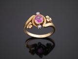 une bague en or jaune sertie d'un saphir rose et de diamants