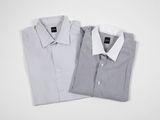 deux chemises pour homme sur fond blanc