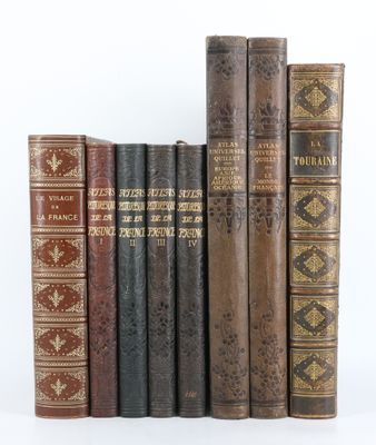 plusieurs vieux livres sont alignés sur une surface blanche