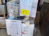 une pile de boîtes sur une palette dans un entrepôt