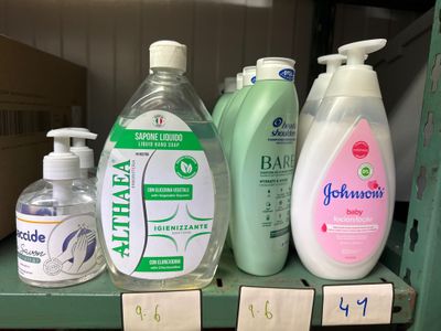 de nombreuses bouteilles de gel hydroalcoolique sur une étagère