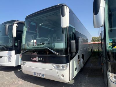 trois bus garés les uns à côté des autres sur un parking