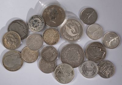 un lot de pièces de monnaie posées sur une table