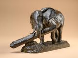 statue d'un éléphant tenant une bûche dans sa trompe