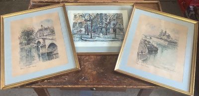 deux photos encadrées posées sur une table en bois, à côté d'une chaise rouge