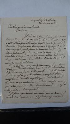 un gros plan d'un morceau de papier sur lequel on a écrit