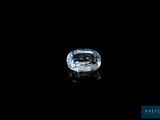 un diamant bleu sur fond noir