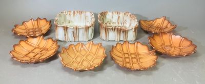 un ensemble de petits bols posés sur une table