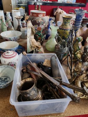 de nombreux vases et autres objets posés sur une table