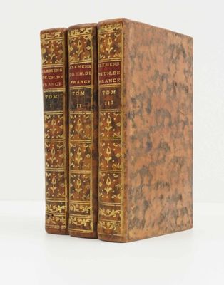 deux vieux livres posés l'un sur l'autre sur une surface blanche