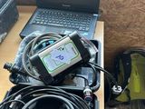 un ordinateur portable posé sur une table à côté d'un autre ordinateur portable