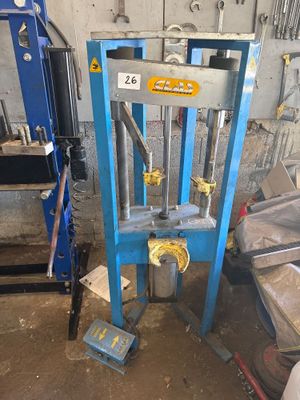 une machine bleue qui se trouve dans un garage