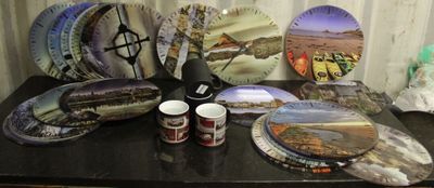 une table sur laquelle sont disposés de nombreux objets décoratifs