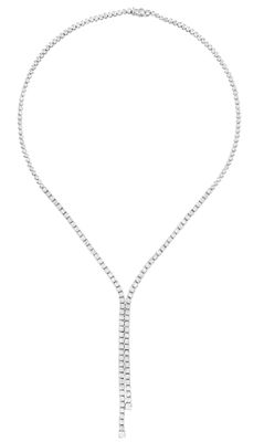 un collier en or blanc composé d'une chaîne et d'un pendentif en diamant
