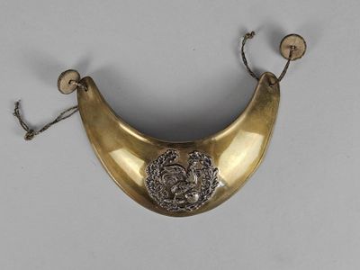 une image représentant un collier en or et en argent orné d'un lion