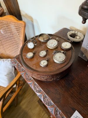 une table en bois sur laquelle sont posées plusieurs montres