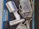 une boîte contenant des outils posée sur le sol