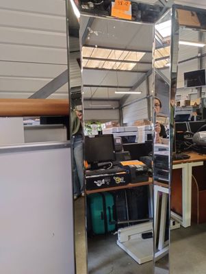 un miroir posé par terre dans une pièce