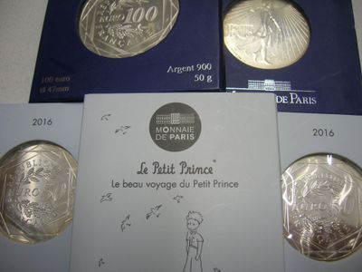 trois pièces d'argent sont posées les unes sur les autres sur une table