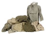 un tas de vêtements et une veste sur fond blanc