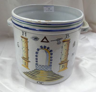 un pot blanc et bleu orné d'un motif