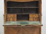 une vieille commode en bois avec un plateau en marbre et des tiroirs