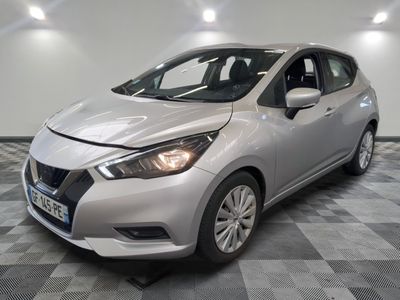la voiture argentée est garée sur le sol à carreaux d'une pièce