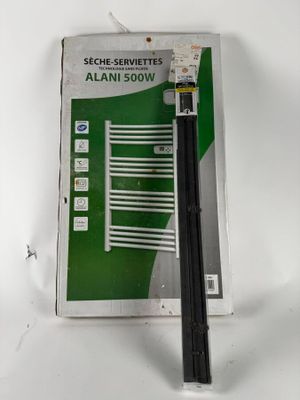 une boîte sur laquelle figure un objet noir et vert
