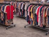deux portants de vêtements exposés dans un magasin