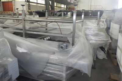 de nombreux rouleaux de plastique par terre dans un entrepôt