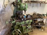 une machine qui se trouve dans une pièce avec de nombreux outils
