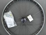 une roue de vélo posée sur une boîte