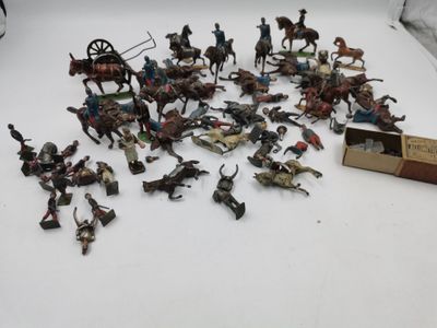un grand nombre de figurines posées sur une table