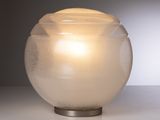 un vase en verre posé sur une table