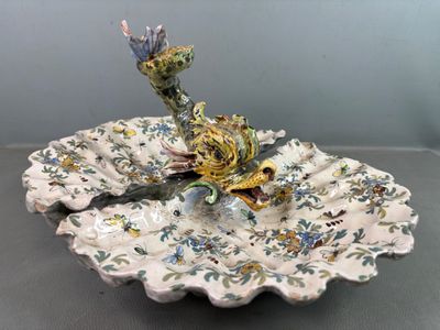 un oiseau perché sur une assiette