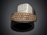 un gros plan d'une bague sertie de diamants bruns et blancs
