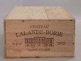 une boîte en bois avec une étiquette de vin