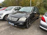 plusieurs voitures garées les unes à côté des autres dans un parking