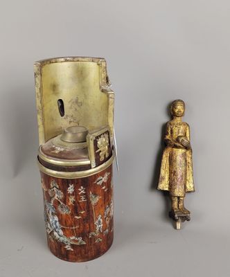 deux briquets anciens et une statue de femme posée sur une table