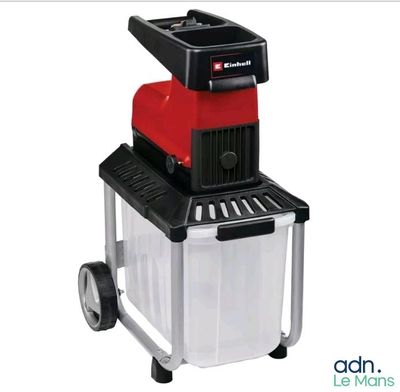 un gros plan d'une machine rouge et noire sur fond blanc