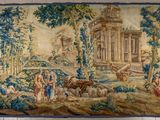 une image représentant une tapisserie accrochée au mur d'un bâtiment