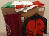 un tas de vêtements posé sur une palette dans une pièce