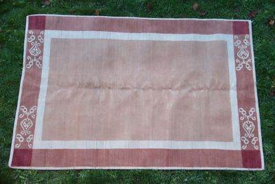 INDE. Milieu XXe. Original et important tapis moderne. Velou…