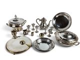 beaucoup d'objets en argent qui se trouvent sur la table