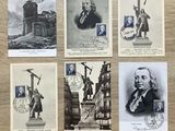 six anciennes cartes postales représentant un homme avec une horloge et un bâtiment