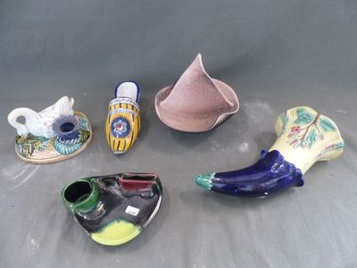 cinq pièces de poterie différentes posées sur une table