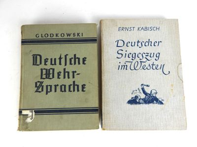 deux livres posés l'un sur l'autre sur une surface blanche
