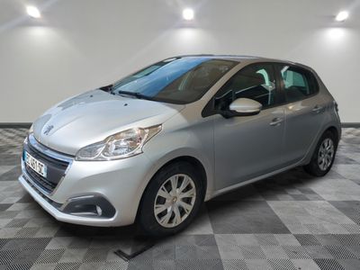 la petite voiture argentée est garée dans le garage sur un sol en damier